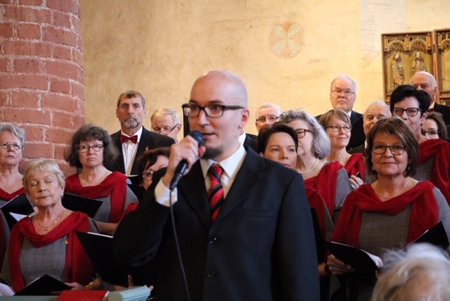 Kuoronjohtajamme Heikki Tapani Korhonen. Kuoron konserttiesiintyminen Maarian kirkossa