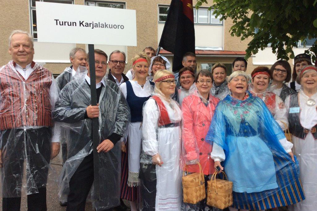 Kuorolaiset yhdessä Karjalaisilla kesäjuhlilla